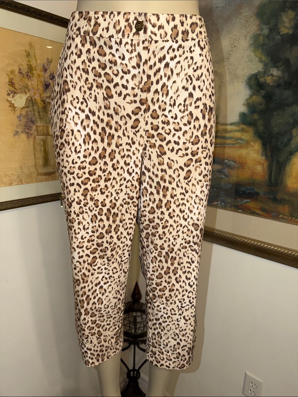 Chico’s Pants- Zenergy Golf Leopard  Print Cropped Pants Size 1.5 = 10 Women’s